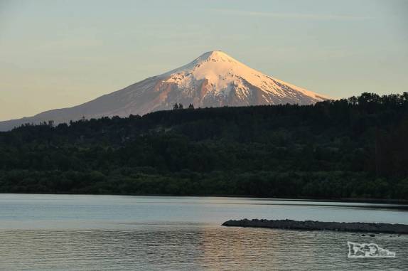 Fim de tarde em Pucón, no sul do Chile, com o vulcão Villarrica ao fundo